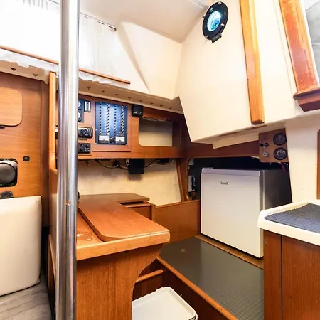 Seaside Chill-out On A Sail Yacht 船屋 卡列罗港