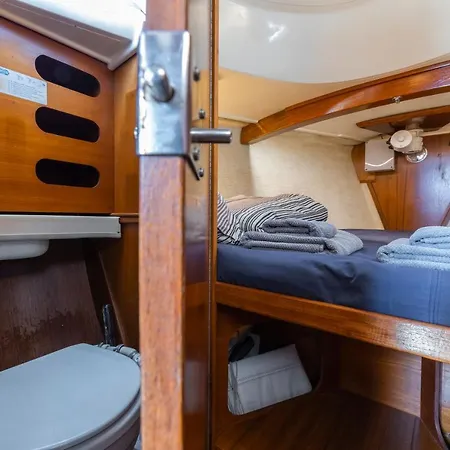 Seaside Chill-out On A Sail Yacht * 卡列罗港