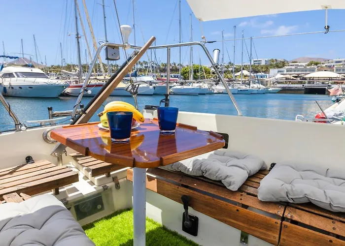 Seaside Chill-out On A Sail Yacht * 卡列罗港