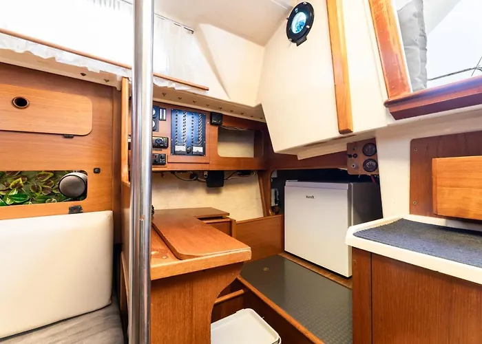 Seaside Chill-out On A Sail Yacht 船屋 卡列罗港