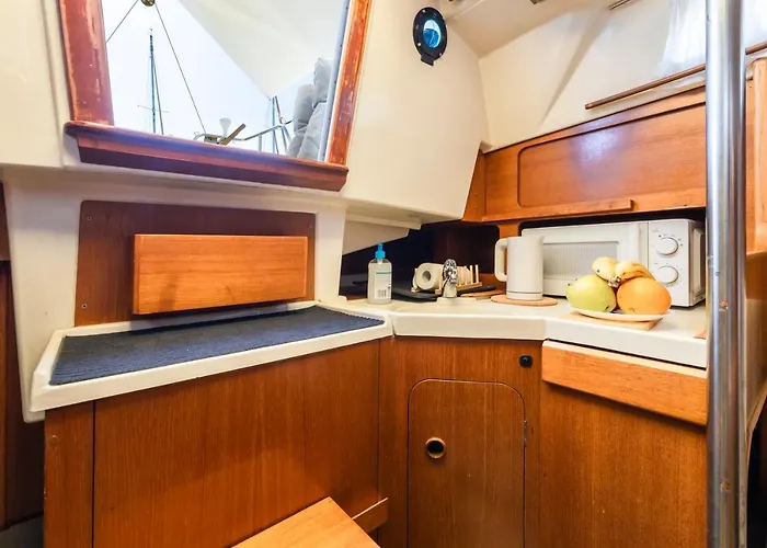 Seaside Chill-out On A Sail Yacht * 卡列罗港