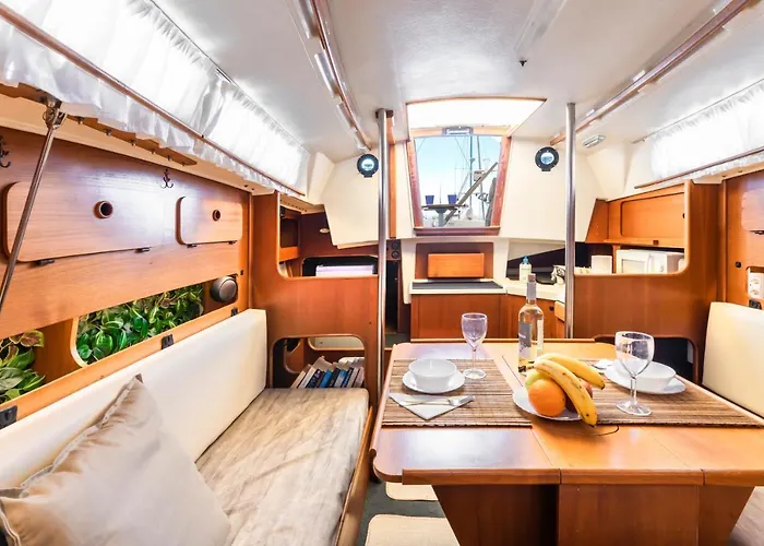 Seaside Chill-out On A Sail Yacht * 卡列罗港