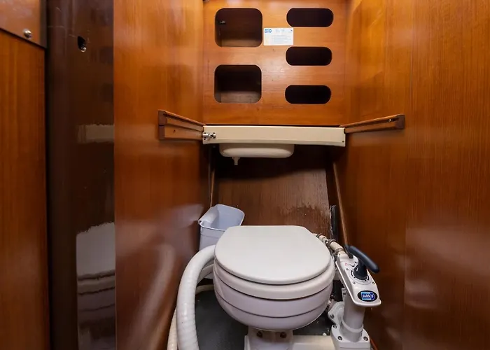 Seaside Chill-out On A Sail Yacht 船屋 卡列罗港