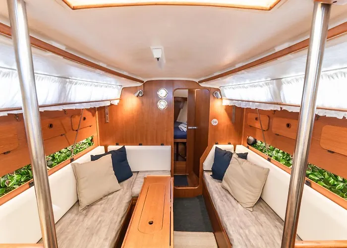 Seaside Chill-out On A Sail Yacht * 卡列罗港