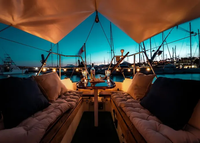 Seaside Chill-out On A Sail Yacht 船屋