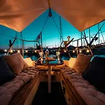 Seaside Chill-out On A Sail Yacht Ботель