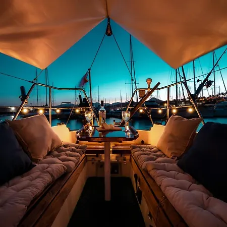 Seaside Chill-out On A Sail Yacht Bateau-hôtel