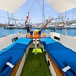 Πλωτό κατάλυμα Seaside Chill-out On A Sail Yacht